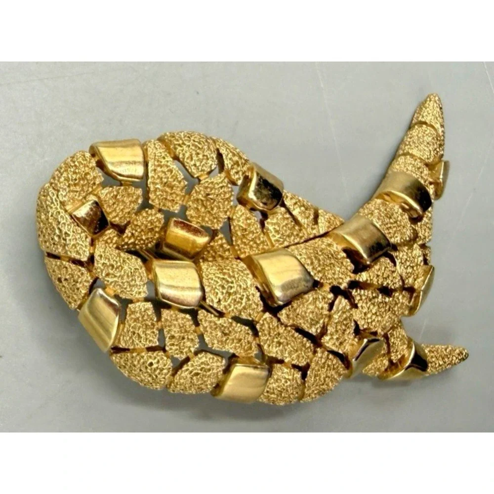 Vintage - Crown Trifari Brooch - 1960s Gold Tone Ribbon Loop